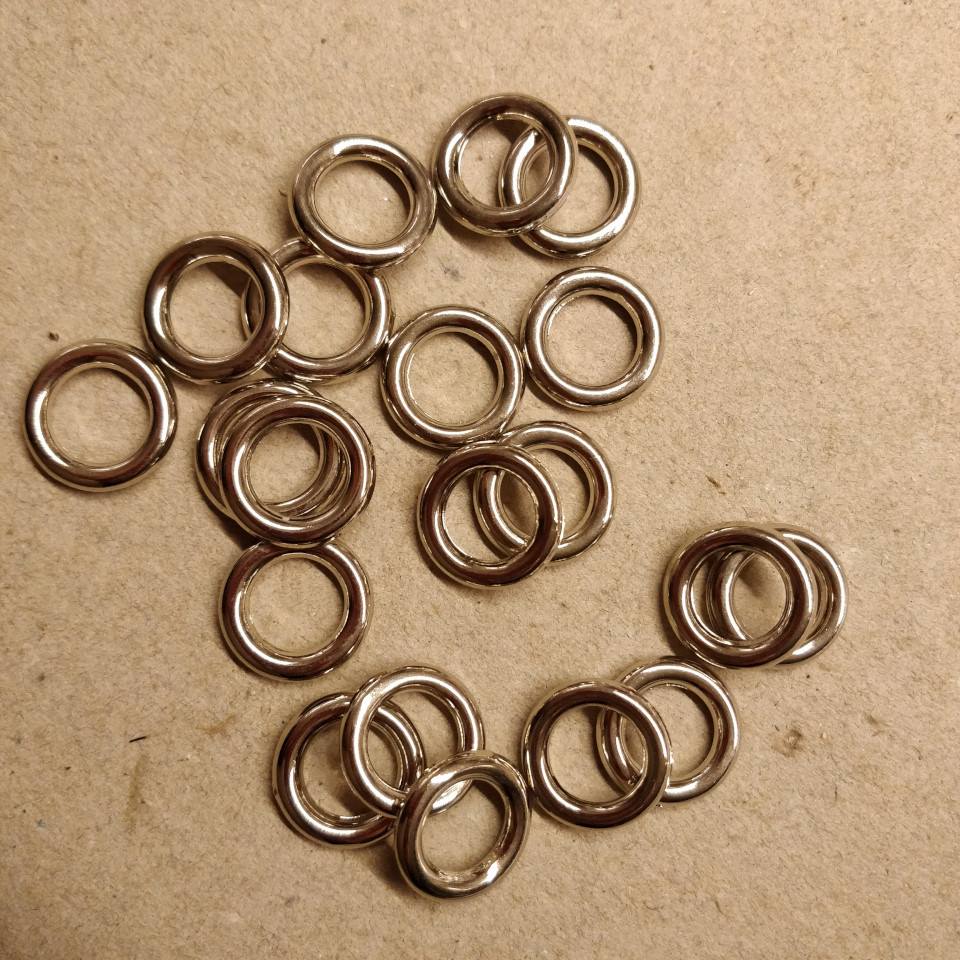 Plastik ringe i sølvfarvet, 20 stk. pr. pakke.